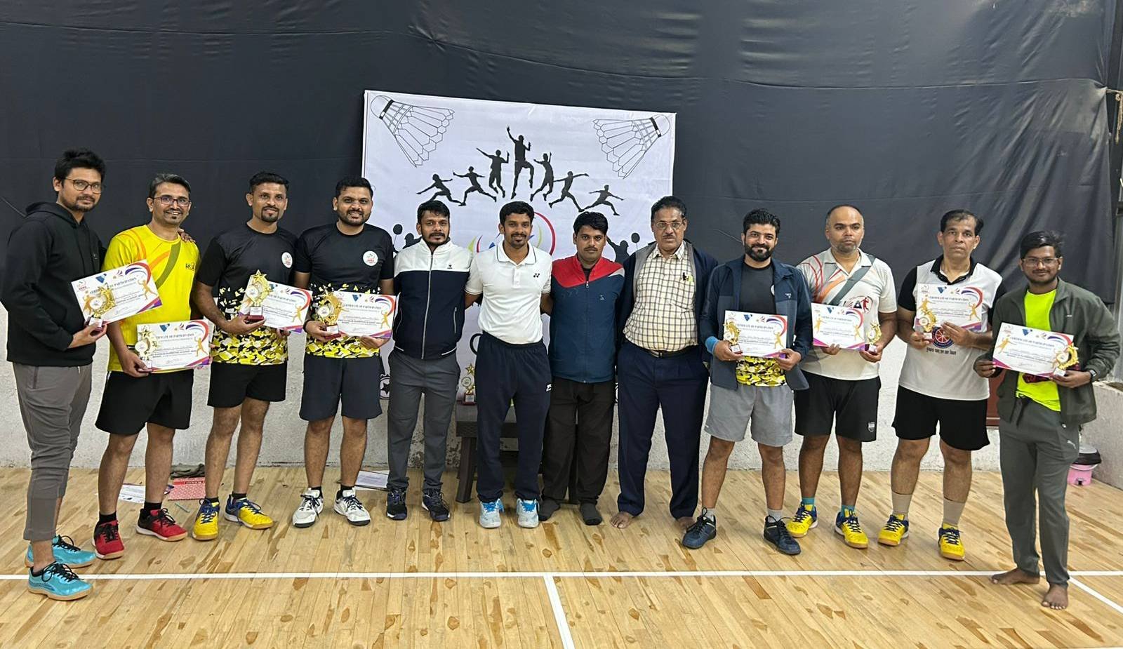 Large group of players posing with certificates at a tournament